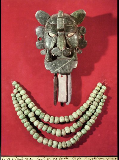 Zapotec borstplaat in de vorm van een masker dat de vleermuisgod, Piquete Zina, voorstelt, van Monte Alban, Oaxaca en een Olmec ketting gemaakt van 90 kalebasvormige kralen, van La Venta, Tabasco door Pre Columbian